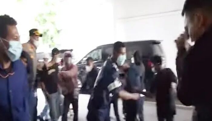 Diskusi Diaspora Berujung Ricuh: Preman Masker Serang, Polisi Diam!