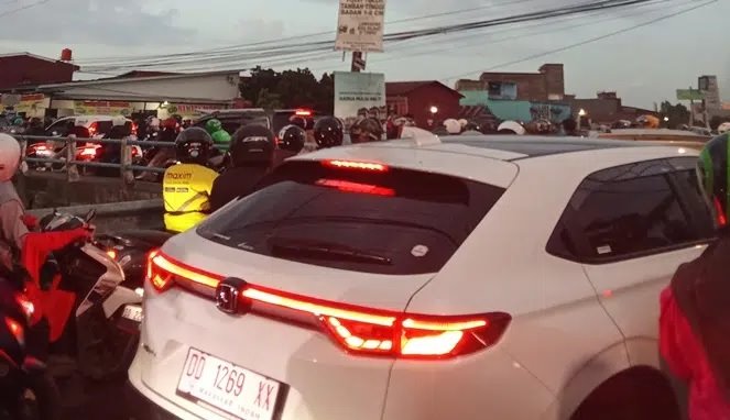Tak Ada Petugas, Kemacetan di Jalan Batua Raya Makin Parah!