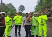 Longsor Poros Maros-Bone, Polisi Kerahkan 15 Personel Atur Lalu Lintas