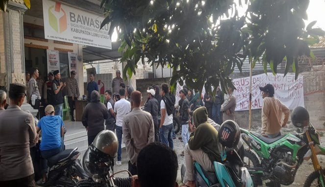 Bawaslu Luwu Utara Didemo, Massa Pertanyakan Kelanjutan Kasus Bupati