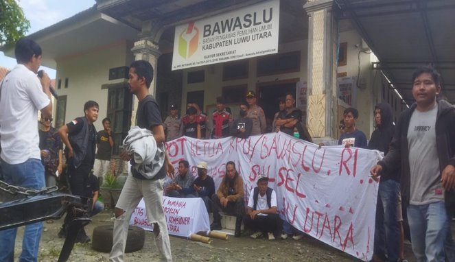 AMPD Luwu Utara Demo Bawaslu, Keranda Mayat Jadi Simbol Matinya Demokrasi