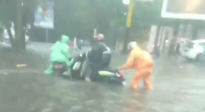 Makassar Lumpuh! Banjir Rendam Jalan Utama dan Pemukiman Warga