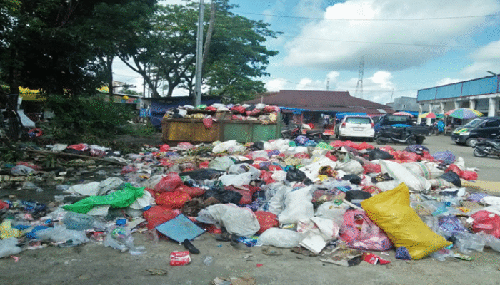 Pasar Barandasi Maros Dipenuhi Sampah, Pengelolaan Kebersihan Dipertanyakan