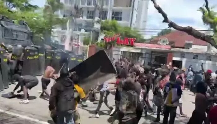 Demo Damai Berubah Anarkis, Mahasiswa Papua dan Polisi Bentrok di Makassar