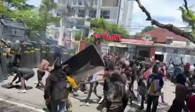 Demo Damai Berubah Anarkis, Mahasiswa Papua dan Polisi Bentrok di Makassar