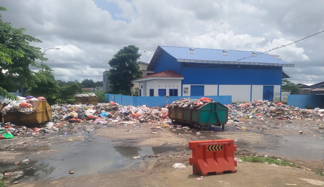 Tumpukan Sampah Menggunung di Belakang Kantor Dishub Maros, Warga Resah!