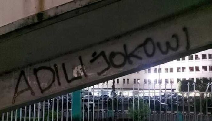 Coretan ‘Adili Jokowi’ Merebak, Benarkah Rakyat Tak Lagi Percaya?