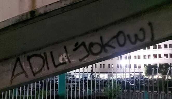 Coretan 'Adili Jokowi' Merebak, Benarkah Rakyat Tak Lagi Percaya?