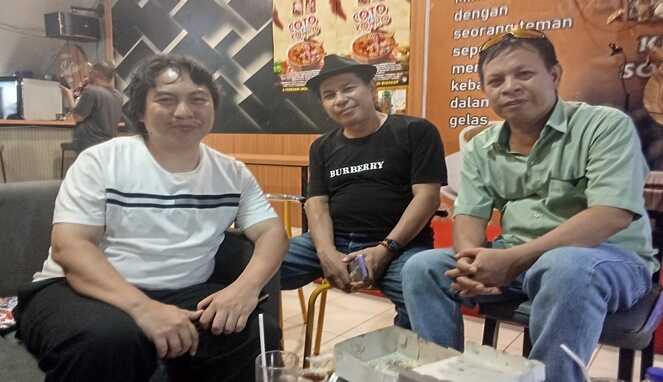 Sutradara Irham Acho Bahtiar (Kiri), Luthfi Sato sebagai Haji Matto (Tengah), Idris Baba Ong sebagai ayah Haji Matto (Kanan)