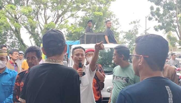 Ormas dan Pedagang Demo Indomaret Barru, Bupati Dituntut Lengser