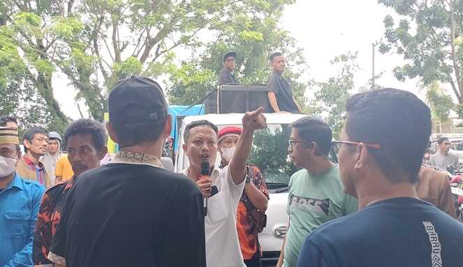 Ormas dan Pedagang Demo Indomaret Barru, Bupati Dituntut Lengser