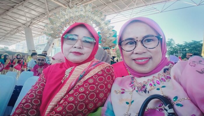 Pakai Baju Adat, Guru SDN Parinring Tunjukkan Harmoni Budaya di Hardiknas 2025