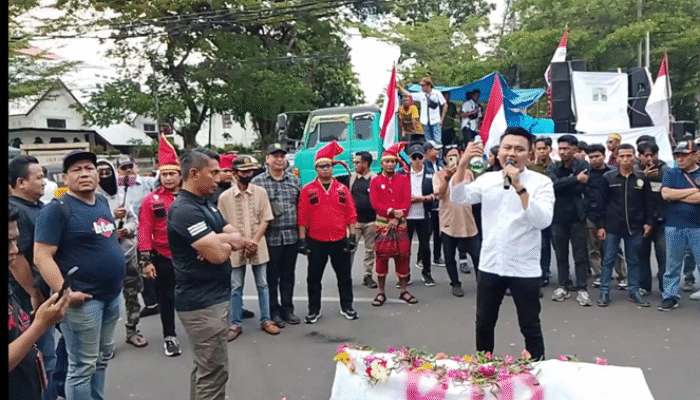 Ratusan Pengacara Kepung Polrestabes Makassar,Tolak Kriminalisasi Advokat!