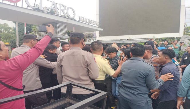 Dari Aksi ke Emosi, Mahasiswa dan Keamanan Claro Nyaris Bentrok