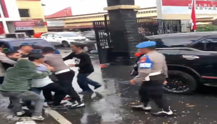 Miris! Mahasiswa HIPERMATA Teriak Dipukul dan Diseret Saat Demo Pencurian Asrama