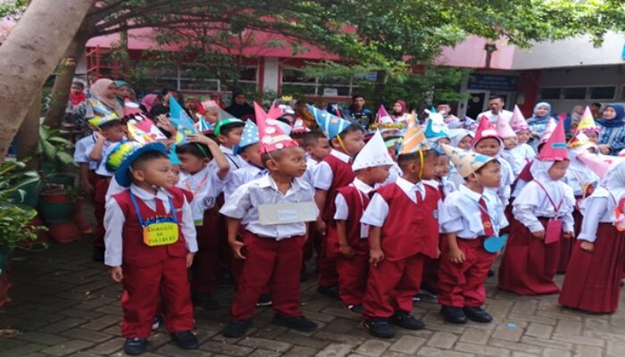 MPLS Ramah di SDN Borong Makassar, Ayah-ayah Turun Gunung di Hari Pertama Sekolah