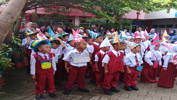 MPLS Ramah di SDN Borong Makassar, Ayah-ayah Turun Gunung di Hari Pertama Sekolah