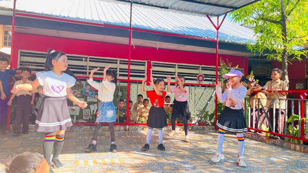Siswa dan siswi SDN Borong Makassar menampilkan pentas kreativitas di Hari Anak Nasional dan Hari Puisi Indonesia