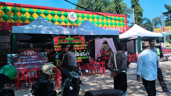 Semangkuk Coto, Segudang Simbol: Warung Anging Mammiri Bikin Heboh