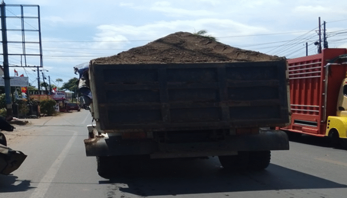 Debu, Material, dan Bahaya, Dump Truk Bebas Berkeliaran di Gowa
