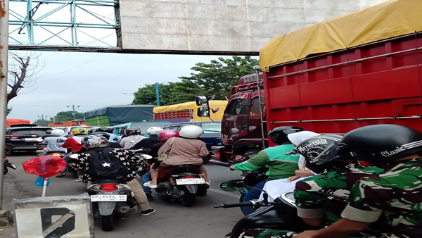 Poros Maros–Makassar Diblokade Parkir Liar, Pak Ogah Panen Uang Receh