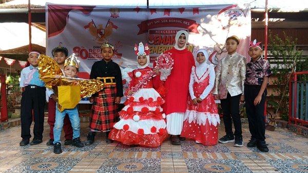 Beragam Kostum Kreatif, Peri hingga Pahlawan Warnai Karnaval SDN Borong Makassar