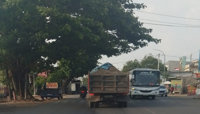 Operasi Dump Truk di Gowa Dinilai Seremonial, Jalan Rusak dan Warga Terancam
