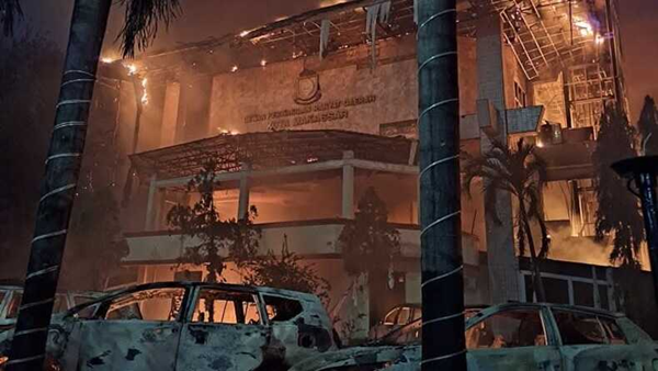 Demonstrasi Berujung Maut: Kantor DPRD Makassar Hangus, Puluhan Pegawai Jadi Korban