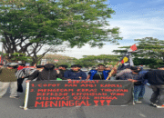 Demo Panas Depan Mako Brimob, Spanduk Copot Kapolri Dibentang