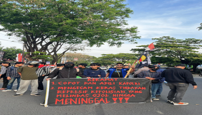Demo Panas Depan Mako Brimob, Spanduk Copot Kapolri Dibentang
