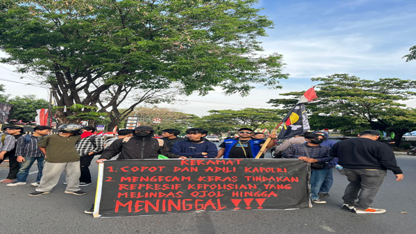 Demo Panas Depan Mako Brimob, Spanduk Copot Kapolri Dibentang