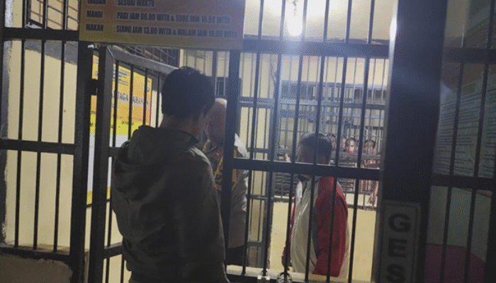 Ricuh di Kantor Camat Makassar, ASN Mengamuk, Diamankan Polisi