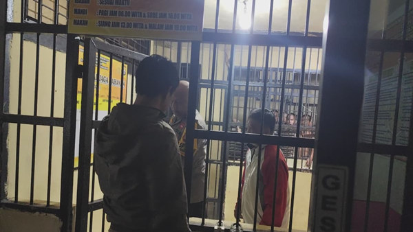 Ricuh di Kantor Camat Makassar, ASN Mengamuk, Diamankan Polisi