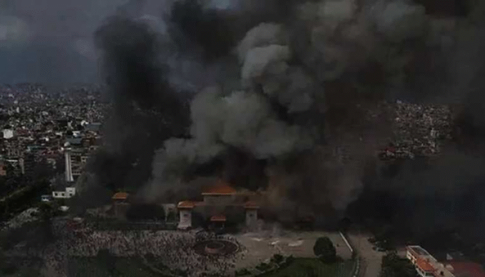 Media Sosial Diblokir, Ribuan Warga Nepal Turun ke Jalan Bakar Gedung Parlemen