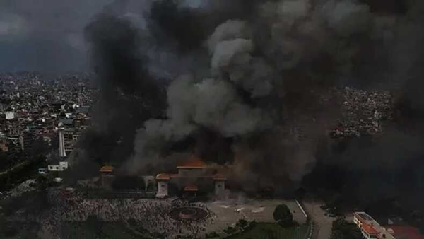 Media Sosial Diblokir, Ribuan Warga Nepal Turun ke Jalan Bakar Gedung Parlemen