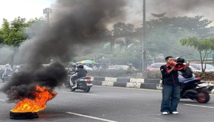 Sumpah Pemuda Dikejutkan Aksi Solo Mahasiswa Makassar Tolak Soeharto Dapat Gelar Pahlawan