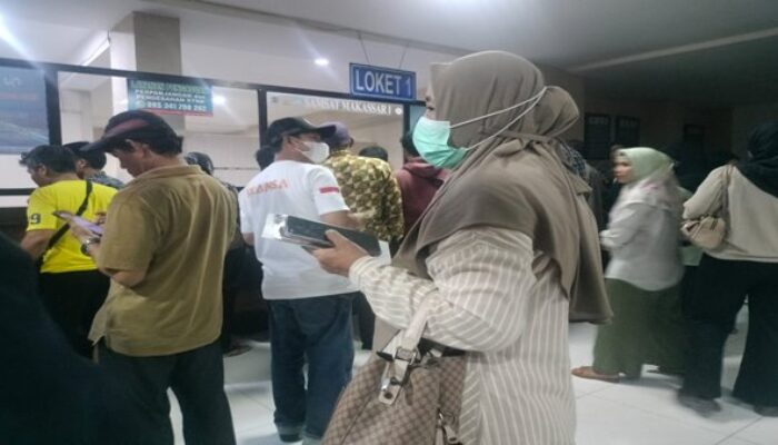 Warga Disiksa Antrean, Samsat Makassar 1 Dikeluhkan Lamban dan Berbelit-belit