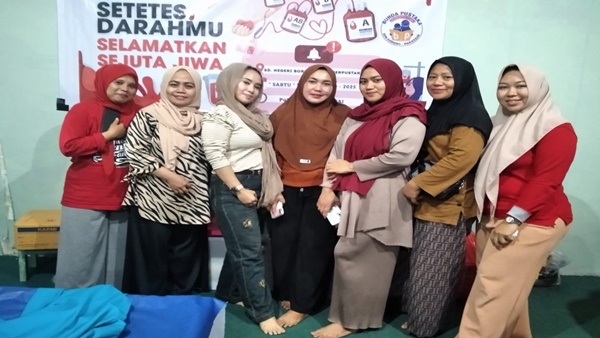 Aksi Kemanusiaan Tuntas, Bunda Pustaka SDN Borong Makassar Foto Bersama Gaes