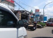 Toko Bangunan Sinar Makmur Bikin Macet, Pemiliknya Cuek Seolah Jalan Miliknya Sendiri