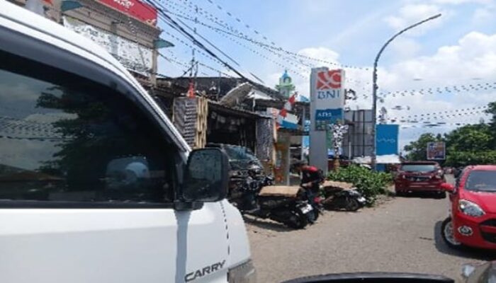 Toko Bangunan Sinar Makmur Bikin Macet, Pemiliknya Cuek Seolah Jalan Miliknya Sendiri