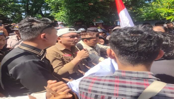 Preman Bersajam Serang Massa GMK, Bentrok Pecah di Depan Kantor KOSIPA