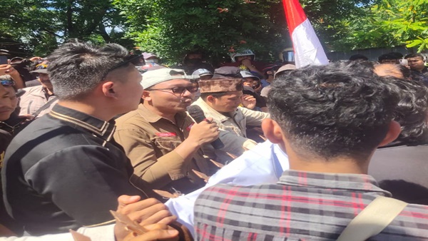 Preman Bersajam Serang Massa GMK, Bentrok Pecah di Depan Kantor KOSIPA