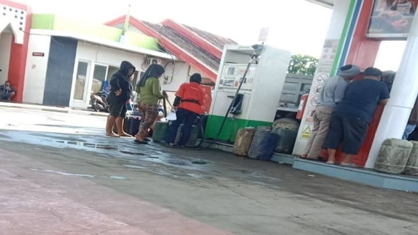 Pagandeng Jeriken Berkeliaran, Solar Subsidi Diduga Raib dari SPBU