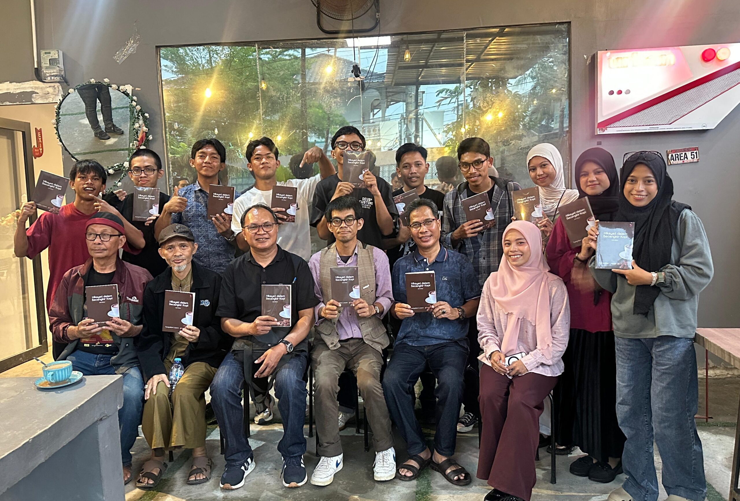Foto bareng Adil Akbar bersama komunitas Jalan Bareng dan Kordinator Satu Pena Sul-Sel Rusdin Tompo.