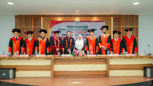 Dr Jamaluddin, S.Pd, MM (tengah), berfoto bersama pimpinan sidang, promotor, kopromotor, penguji, serta keluarga usai menjalani ujian promosi doktor di Pascasarjana UIN Alauddin Makassar.