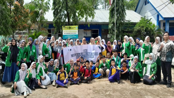 Mahasiswa Fakultas Tarbiyah dan Keguruan (FTK) UIN Alauddin Makassar berfoto bersama siswa dan guru SDN Parinring usai pelaksanaan kegiatan SEHATI (Sekolah Hijau Edukasi Fisiologi Tumbuhan Inovatif)
