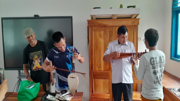 Guru dan siswa SMP Negeri 6 Polongbangkeng Utara mencoba memainkan kesok-kesok dan kacaping dalam kegiatan literasi seni tradisi.