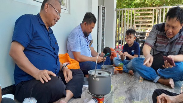 Andi Irawan Bintang menggunakan kompor portable koleksinya untuk memanaskan hidangan saat kegiatan Jumat Berkah bersama jamaah di Masjid Ashabul Jannah Dispusarsip Provinsi Sulawesi Selatan.