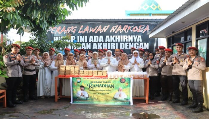 Dipimpin AKP Andi Aldiansyah, Satresnarkoba Polres Takalar Tebar 200 Takjil