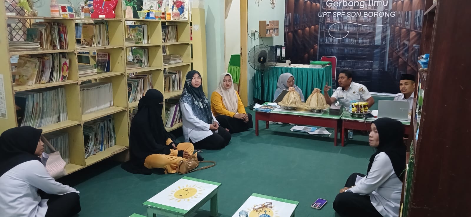 Perwakilan Kementerian Pendidikan Dasar dan Menengah berdiskusi bersama guru dan tim sekolah saat melakukan pendampingan kesiapan Perpustakaan Ramah Anak di SDN Borong Makassar, Makassar menjelang peresmian.